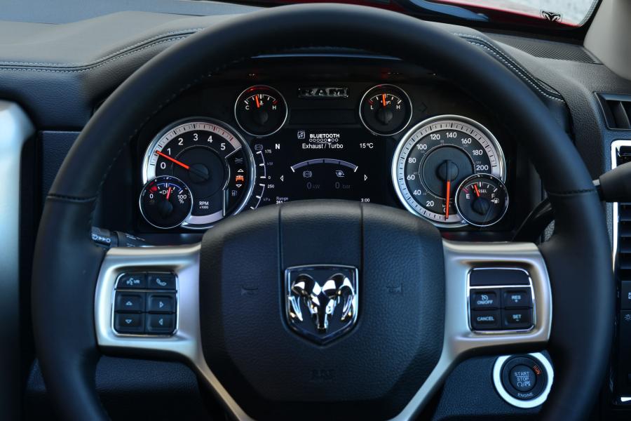 Панель приборов Dodge Ram 2500 Laramie Crew Cab 2015 года  (AU) (фото 5 из 40)